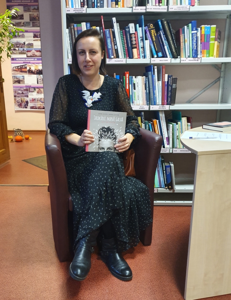 AIZRAUTĪBA. “ Kad strādāju, es ļoti aizraujos, ir tāds prieks, ka nevar apstāties, tas ir īstais process, kad rakstīšana aizgājusi tajā gultnē, kurā tai jāaiziet, lai lasītājiem būtu interesanti,” tiekoties ar lasītājiem Alūksnes pilsētas bibliotēkā, sacīja žurnāliste un rakstniece Zane Zusta.