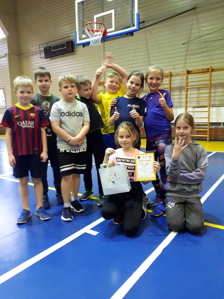 Prieks sacensties! Aizkraukles pagasta sākumskolas komanda.
Autors: no skolas