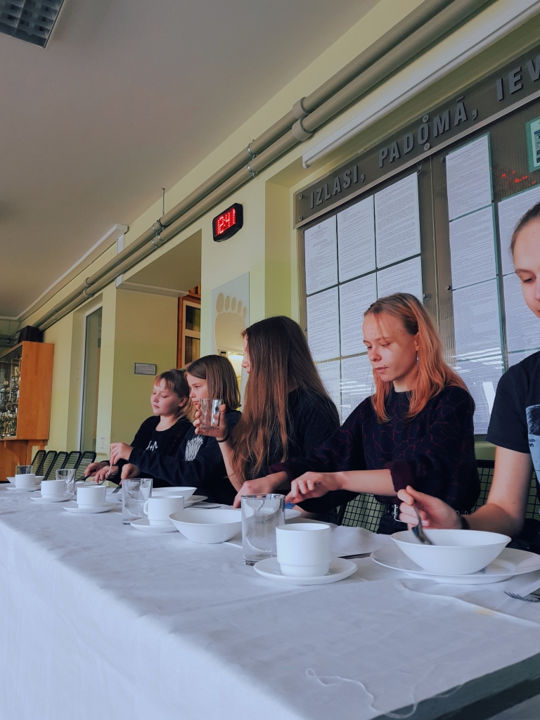 NEBIJUSI AKCIJA. Ekopadomes pārstāvji rīkoja pusdienas bez ēdiena.
Autors: no skolas albuma