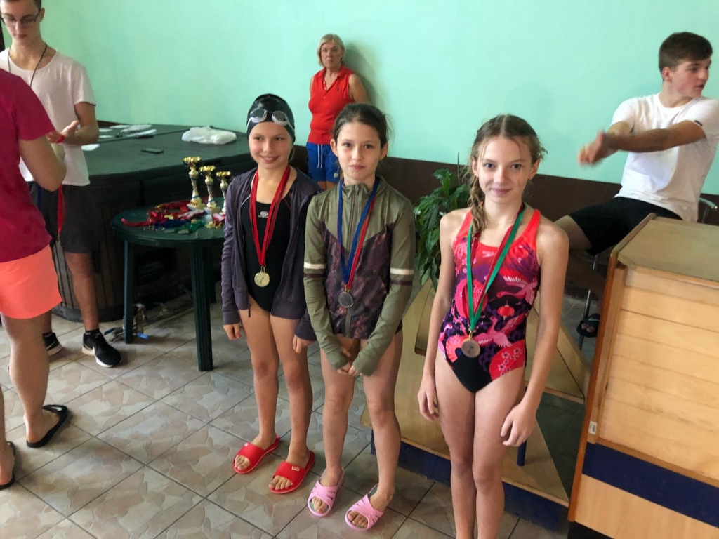 Kokneses nāriņas — medaļnieces. Pirmā no kreisās — Laura Ulme, Alise Krūmiņa un Betija Cielava.
Autors: Jolanta Grugule