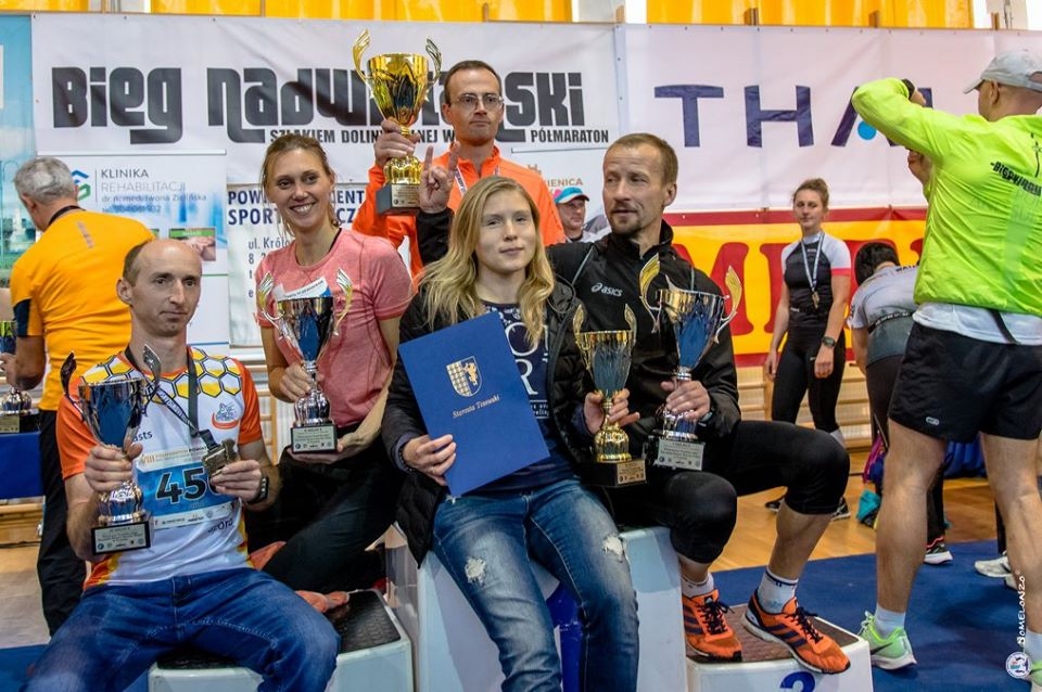 Garo distanču skrējēji Polijas pilsētas Tčevas sacensībās. Artis Zvejnieks (no kreisās), Ivita Šale, Dzintra Skārda, Valdis Ņilovs un Gunārs Ķeģis.
Autors: no “Maraton Nadwiślański Szlakiem Doliny Dolnej Wisły” “Facebook” lapas