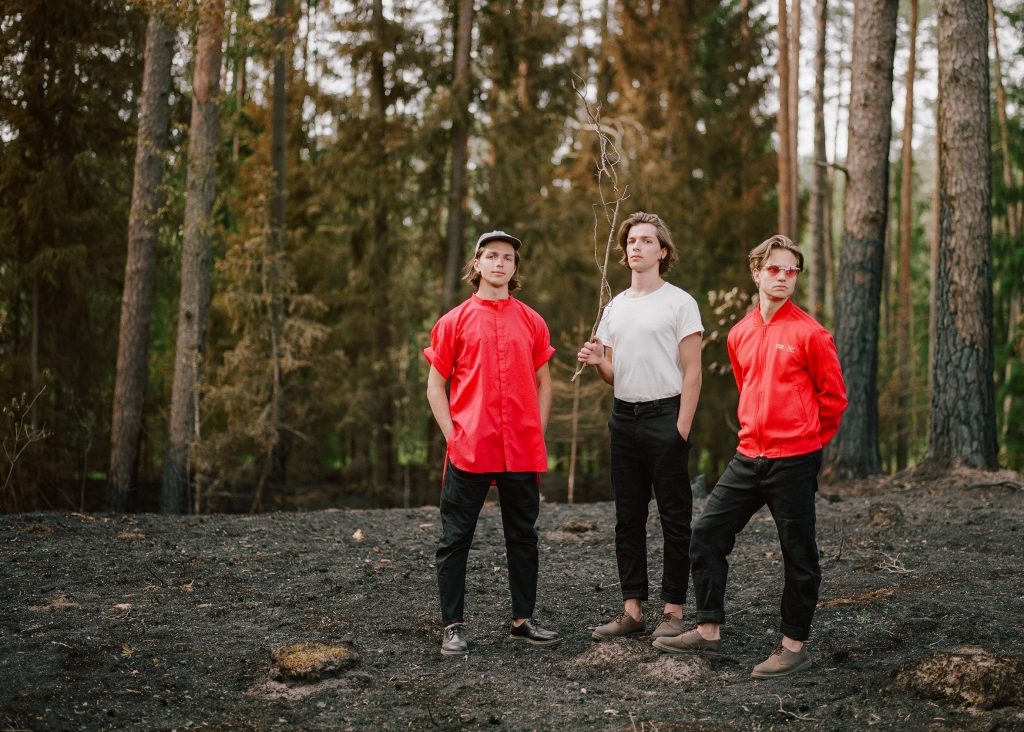 “CARNIVAL YOUTH” dibinātāji Edgars Kaupers (no kreisās), Emīls Kaupers un Roberts Vanags.
Autors: Filips Šmits