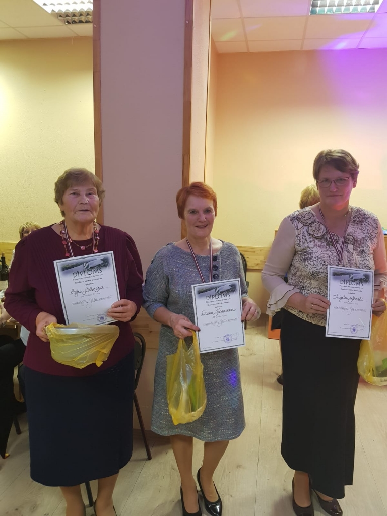 PRASMĪGĀS SAIMNIECES. No kreisās — Vija Bērziņa, Daina Kazačkova un Ligita Arnīte.
Autors: Jānis Norvaišs