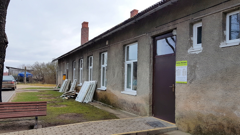 Remontē pamazām. Ēka Secē, kurā zem viena jumta ir ģimenes ārsta prakse un pasts, drīz te darboties atsāks arī aptieka.