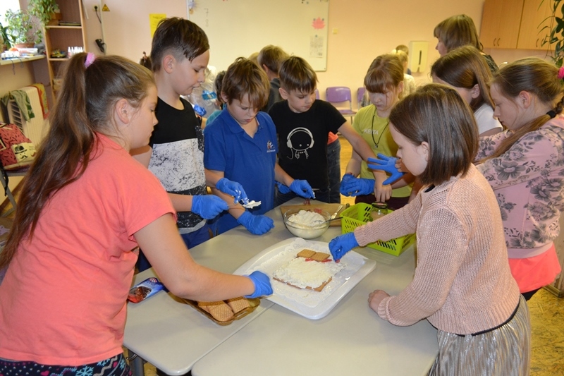 Atzīmējot Latvijas valsts 101. dzimšanas dienu, katra Daudzeses pamatskolas klase kopīgi gatavoja “Selgas” cepumu un biezpiena torti. Astoņām tortēm (skolā nav 6. klases) pavisam izlietoti 270 cepumi, daudz saldās biezpiena masas, dažādi ievārījumi, ogas, augļi, šokolāde, krāsainie cukura dekori utt. Jo lielāka klase, jo lielāka torte! Tā vēstīts mājaslapā www.daudzese.lv. Katra klase savu veikumu prezentēja vakar skolā notikušajā svinīgajā pasākumā un pēc tā arī kopīgi mielojās ar pašgatavotajām kūkām.
Autors: no Daudzeses pamatskolas