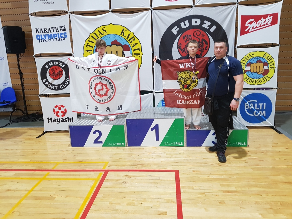 BRONZAS MEDAĻU karatē čempionātā “Latvia Open 2019” izcīnīja Artūrs Maksimovs. Kopā ar treneri Igoru Fetkuļinu.
Autors: no kluba “Kadzan” arhīva