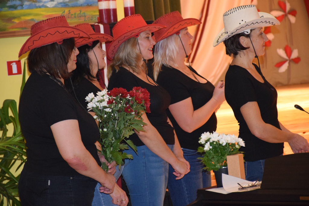 SVIN DUBULTJUBILEJU. Seces kultūras namā 16. novembrī izskanēja Latvijas dzimšanas dienai veltīts koncerts, un šajā dienā svētkus — 10 gadu jubileju — svinēja arī Seces pagasta pārvalde un atjaunotais kultūras nams.
Savulaik Seces pagastā kultūras pasākumi notika skolas sporta zālē, tad sportistiem uzbūvēta jaunā sporta piebūve. Pirms desmit gadiem kultūras nama telpas atjaunotas, un tas sācis darboties kā atsevišķa iestāde.  
Svētku koncertā muzikālu sveicienu seciešiem veltīja grupa “Violin Diivas” — vijolnieces Inese Fedorovska un Lelde Zaržecka. Ineses vecmāmiņa Dzidra Pāvila ilgus gadus bija Seces kultūras nama vadītāja, un mazmeita atzina, ka Secē muzicēt viņai ir īpašs prieks, jo te pavadīti arī viņas bērnības gadi. Valsts svētkos un jubilejā seciešus sveica Jaunjelgavas novada domes vadība, kaimiņu pagastu un Seces pagasta iestāžu pārstāvji, kultūras nama pašdarbības kolektīvi, arī līnijdeju grupa.
Autors: Elita Brovacka