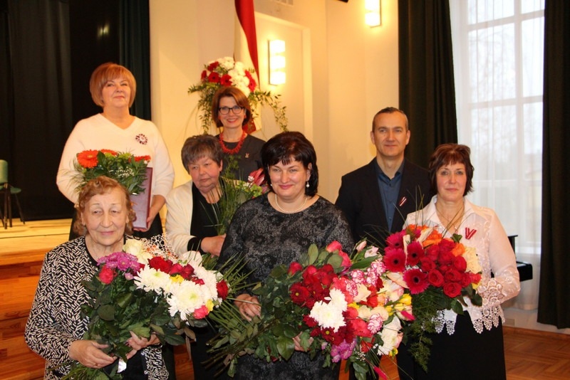 Godam pelnījuši. Kokneses novada domes apbalvojumu saņēmēji:  Kokneses pamatskolas-attīstības centra skolotāja Velta Zariņa (pirmajā rindā no kreisās), rakstniece, Bebru pamatskolas skolotāja  Linda Šmite, Vecbebru tehnikuma kompleksa vadītāja Austra Midega, Kokneses novada bāriņtiesas priekšsēdētājas vietniece Silvija Vēze (otrajā rindā pirmā no kreisās), pensionētā skolotāja Māra Citko,  Ilmāra Gaiša Kokneses vidusskolas skolotāja Inguna Kalniņa un uzņēmējs Dzintars Višķers.
Autors: Anita Šmita