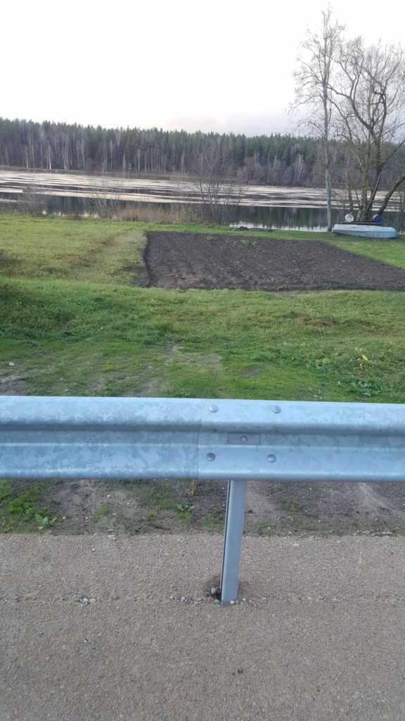 Tik tuvu, bet tomēr tālu. Pēc ceļa remontdarbiem Eleonoras kundzi no pagraba un dārza šķir drošības barjera.