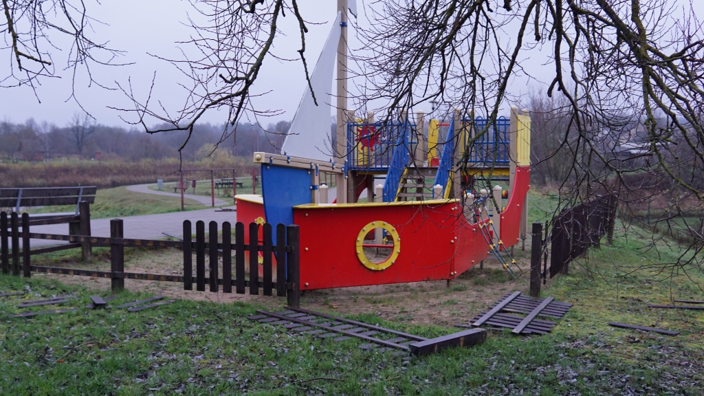 Par skādi nāksies atbildēt. Jaunjelgavas promenādes cietušais bērnu rotaļu laukums.
Autors: aculiecinieks
