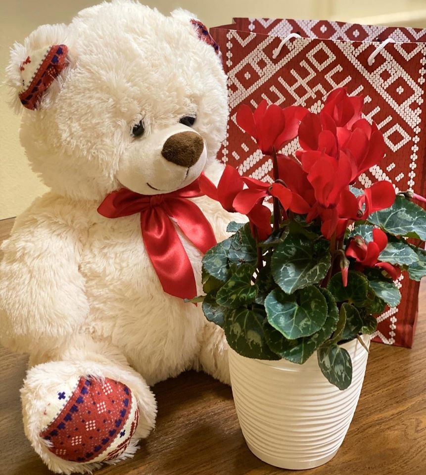 DĀVANA KATRĪNAI. Jēkabpils reģionālās slimnīcas vadība 600. dzemdībās dzimušajai meitenītei dāvināja ziedus un rotaļu lāci.
Autors: no “Facebook” vietnes