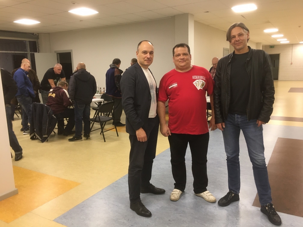 Prominents trio. Imants Parādnieks (no kreisās), turnīra galvenais tiesnesis Ainārs Krastiņš un Dž. Dž. Džilindžers.
Autors: no A. Krastiņa albuma