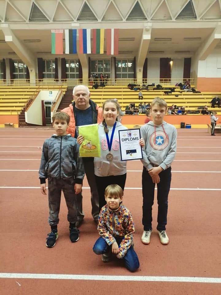 Sudrabs Emīlijai Zemniecei (vidū). Rīgas Nacionālajā sporta manēžā norisinājās 21. starptautiskās Paula Budovska piemiņas sacensības brīvajā cīņā, kas pulcēja 220 dalībniekus no Latvijas, Lietuvas, Igaunijas un Krievijas. Aizkraukliete Emīlija Zemniece U11 grupā svara kategorijā līdz 44 kg izcīnīja 2. vietu.
Autors: no E. Zemnieces albuma