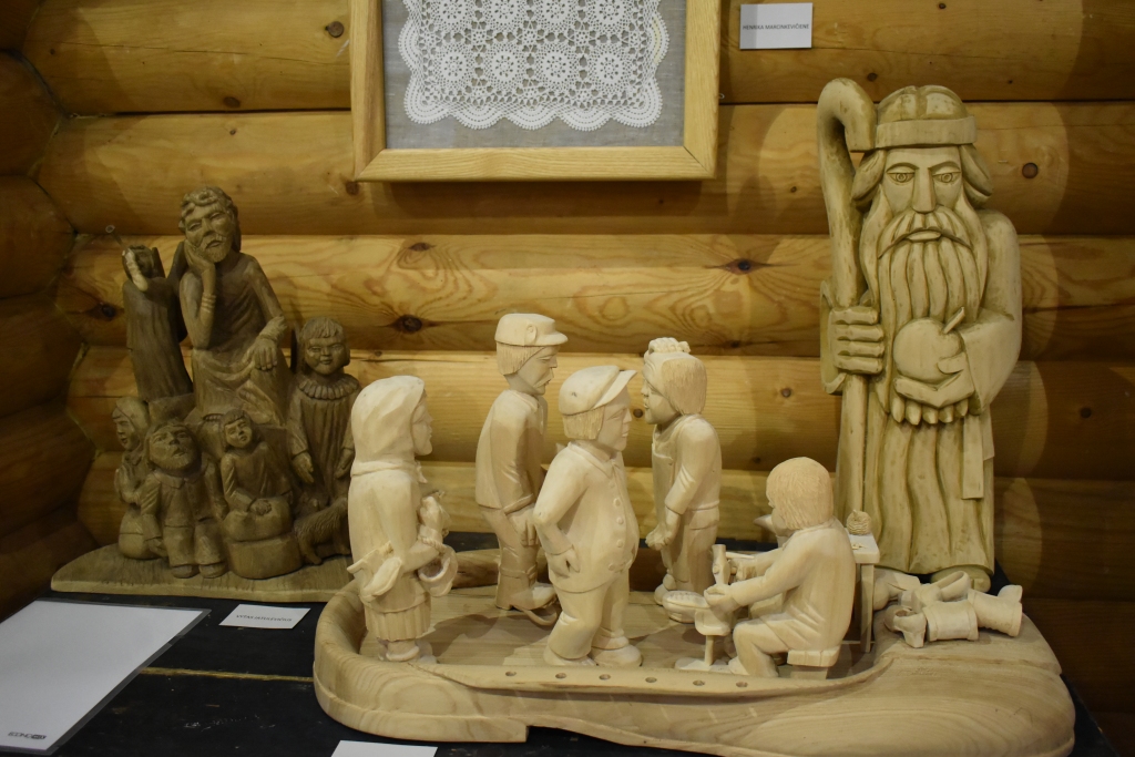 Raksturīgs lietuviešiem. Aizkraukles vēstures un mākslas muzejā izliktie Biržu tautas daiļamata meistaru darbi ir tikai neliela daļa no lietuviešu amatnieku veikuma, tomēr tie ataino lietuviešiem raksturīgos amatniecības virzienus.