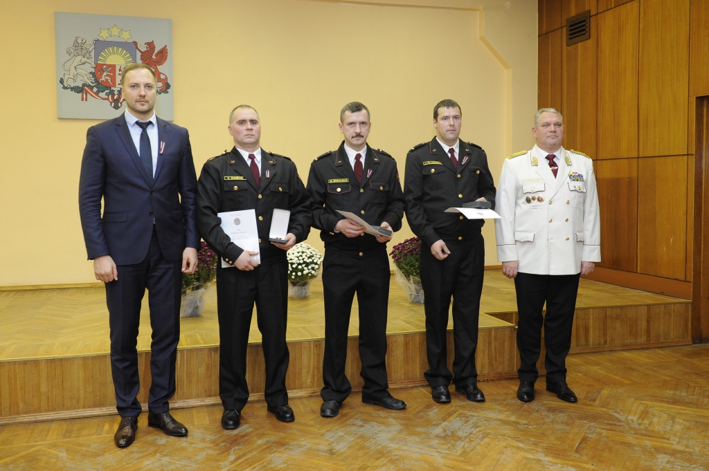 Valsts ugunsdzēsības un glābšanas dienesta priekšnieks ģenerālis Oskars Āboliņš (no labās) pasniedza apbalvojumu Neretas posteņa ugunsdzēsējam glābējam kaprālim Jānim Plusniņam, Neretas posteņa ugunsdzēsējam glābējam (autovadītājam) kaprālim Mārim Mihaļskim un kaprālim Vadimam Šimēnam. Apbalvotos sveica arī iekšlietu ministrs Sandis Ģirģens.
Autors: no VUGD