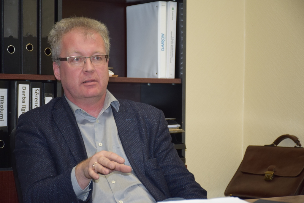 “Es gribu šeit palikt un strādāt ilgu laiku, tāpēc mums jāatrod kopīgs risinājums, lai mēs varētu to darīt,” Sērenes pagasta iedzīvotājiem saka uzņēmuma “Sērenes piens” līdzīpašnieks Jānis Ruskis.