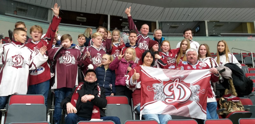 DAUDZESIEŠI hokeja fanu rindās arēnā “Rīga”.
Foto no Daudzeses pamatskolas