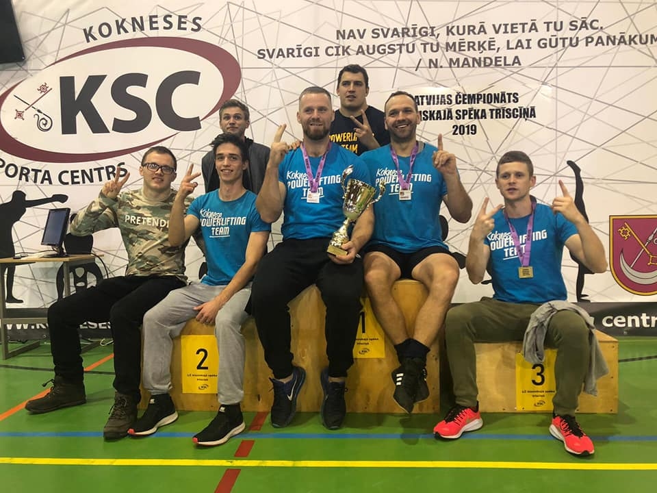 Kopā spēks! Kokneses sporta centra pauerliftingisti — Ritvars Kļaviņš (pirmais no kreisās), Dāvis Puišelis, Andrejs Pavļenkovs, Didzis Bērziņš, Dāvis Kalniņš, komandas biedrs Ēriks Krupenkins (otrajā rindā no kreisās) un Mārtiņš Broks.
Autors: no Kokneses sporta centra