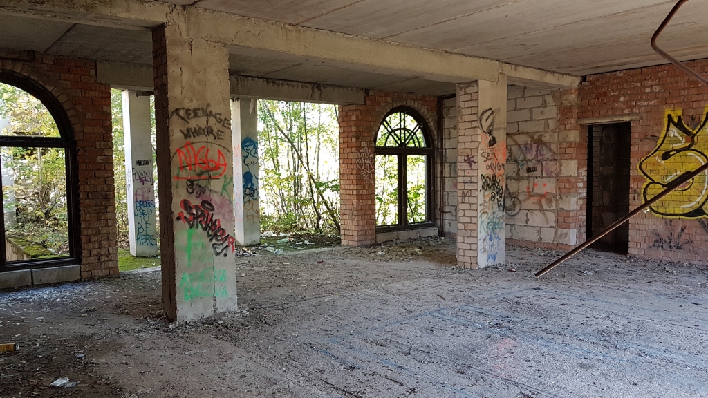 Izdemolēta un bīstama. Tā sauktais ķīniešu grausts Aizkrauklē pēdējo divu gadu laikā dedzis piecas reizes. Izdemolētā un vidi degradējošā ēka kļuvusi par iecienītu pusaudžu pulcēšanās vietu. Cerams, Aizkraukles novada domē tomēr izdosies vienoties par tās nojaukšanu.
Autors: Imants Kaziļuns