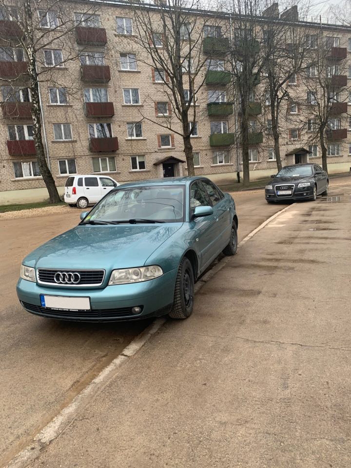 Situācijas ķīlnieki saņem sodu. Autovadītāji no Spīdolas ielas 14. nama savus transportlīdzekļus novietoja brauktuves otrā pusē, domājot par citiem ceļa satiksmes dalībniekiem, novietojot tās nedaudz uz gājēju celiņa, par ko naktī uzrakstīts pārkāpuma protokols.
Autors: aculiecinieka