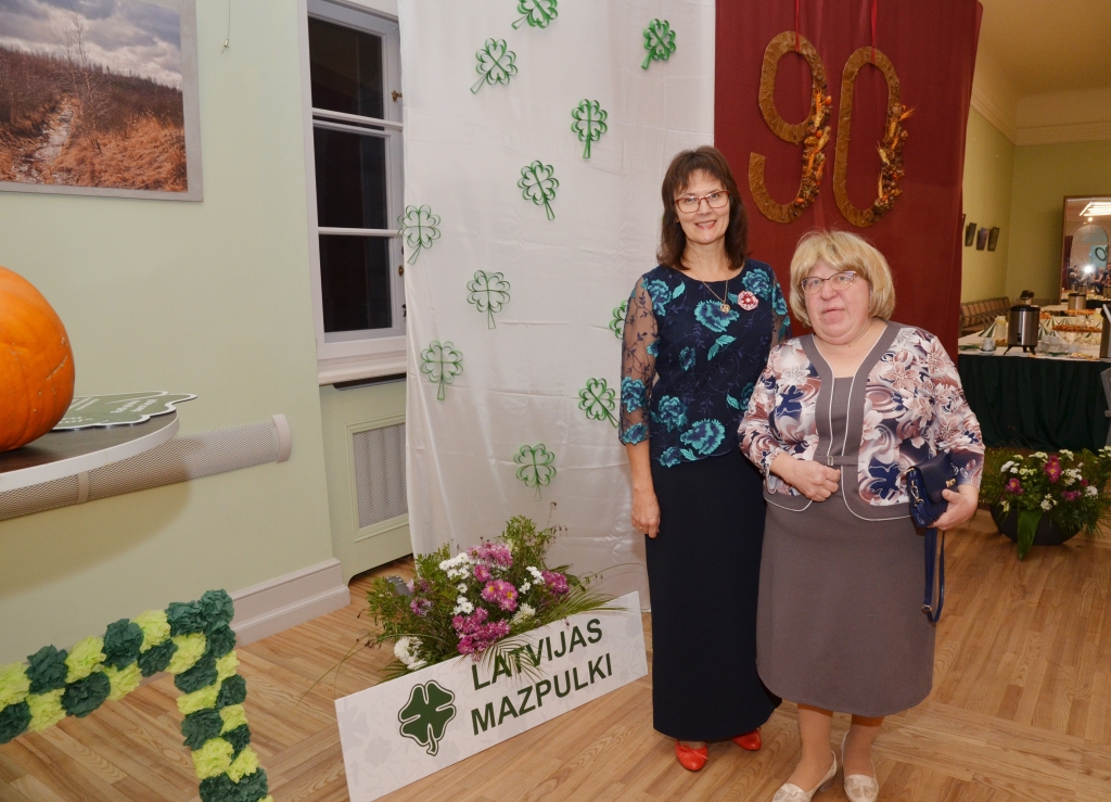 SIRDSDARBS. Lidija Ozoliņa (no labās) atzīst, ka mazpulka vadīšana ir viņas sirdsdarbs. Viņai piekrīt arī mazpulka vadītāja Astrīda Mencendorfa.