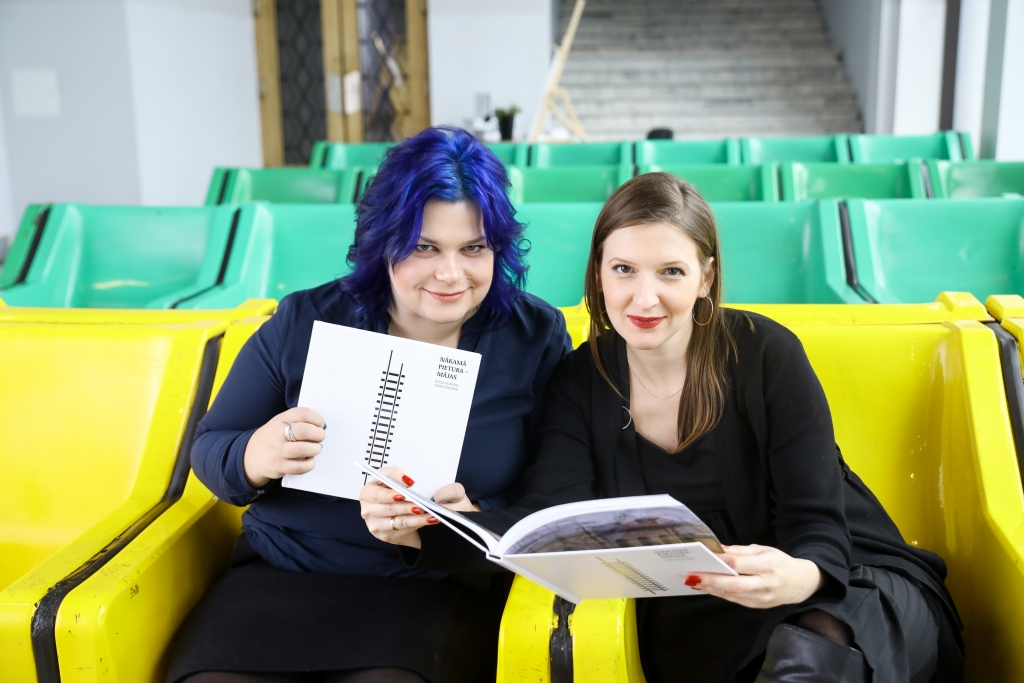 Grāmatā “Nākamā pietura — MĀJAS”, kuras autores ir Elīna Kursīte (no kreisās) un Liene Millere, ir apkopots unikāls Latvijas arhitektūras un kultūras mantojums — gan ēkas, kas atgādina īstas lauku muižiņas, gan koka celtniecības šedevri, gan būves, kas līdzinās barakām, gan padomju laika industriālās būvniecības piemēri. Tās ir kādreizējās pasažieru staciju ēkas un dzelzceļnieku kazarmas, kuras pašlaik tiek izmantotas pilnīgi citiem mērķiem.
Autors: publicitātes