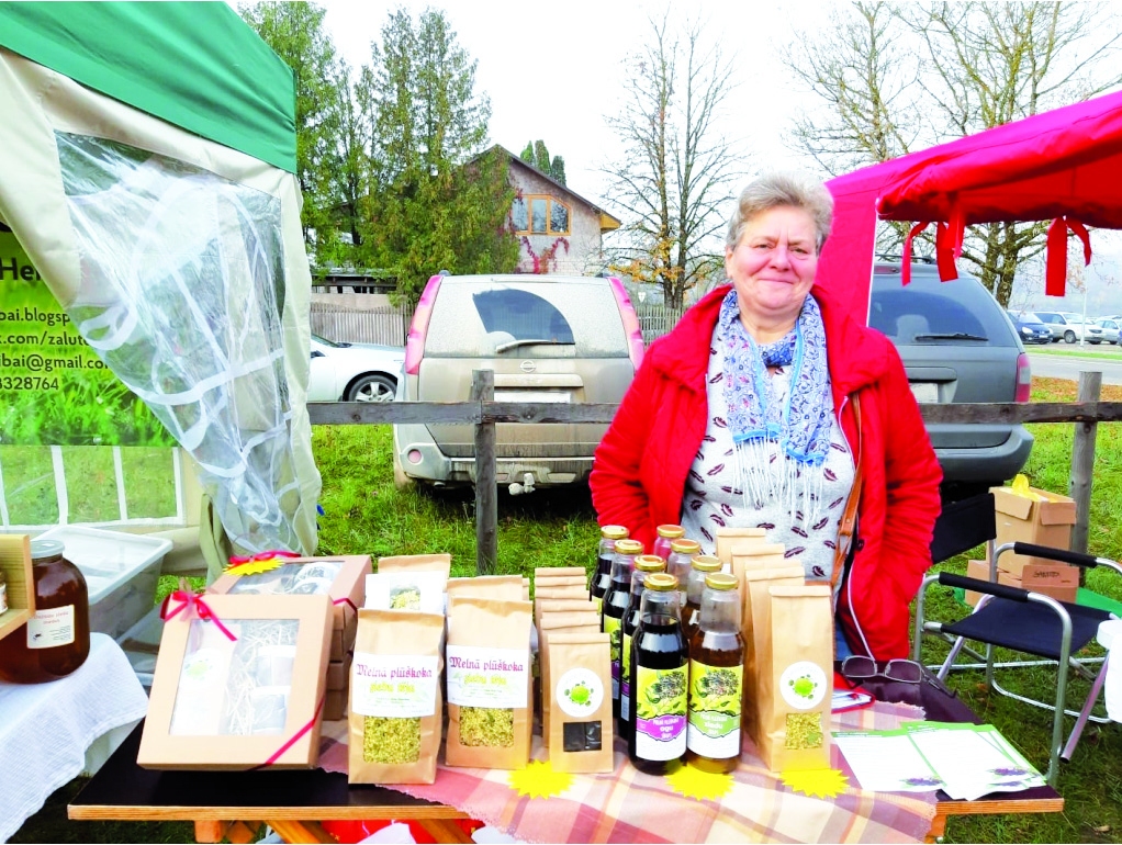 Veselībai un labsajūtai. Tuvojoties Ziemassvētkiem, Gita Kļaviņa piedāvā dāvanu komplektus, kurā ir viņas gatavotās tējas un neretietes Zandas Ruģeles darinātās krūzītes.