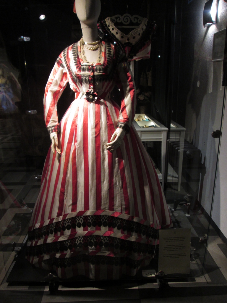 No Modes muzeja kolekcijas. Zīda balles kleita patriotiskam pasākumam Amerikas pilsoņu kara laikā. ASV 1860. — 1865. gads. No Modes muzeja kolekcijas.