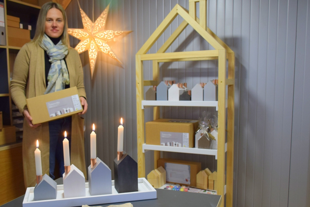 Oriģināla dāvana. SIA “Woodprint” valdes locekle Ingrīda Gavare stāsta, ka Skrīveru galdniecībā radītie koka svečturi-mājiņas ir interesants interjera priekšmets, ko var izmantot ļoti dažādi.