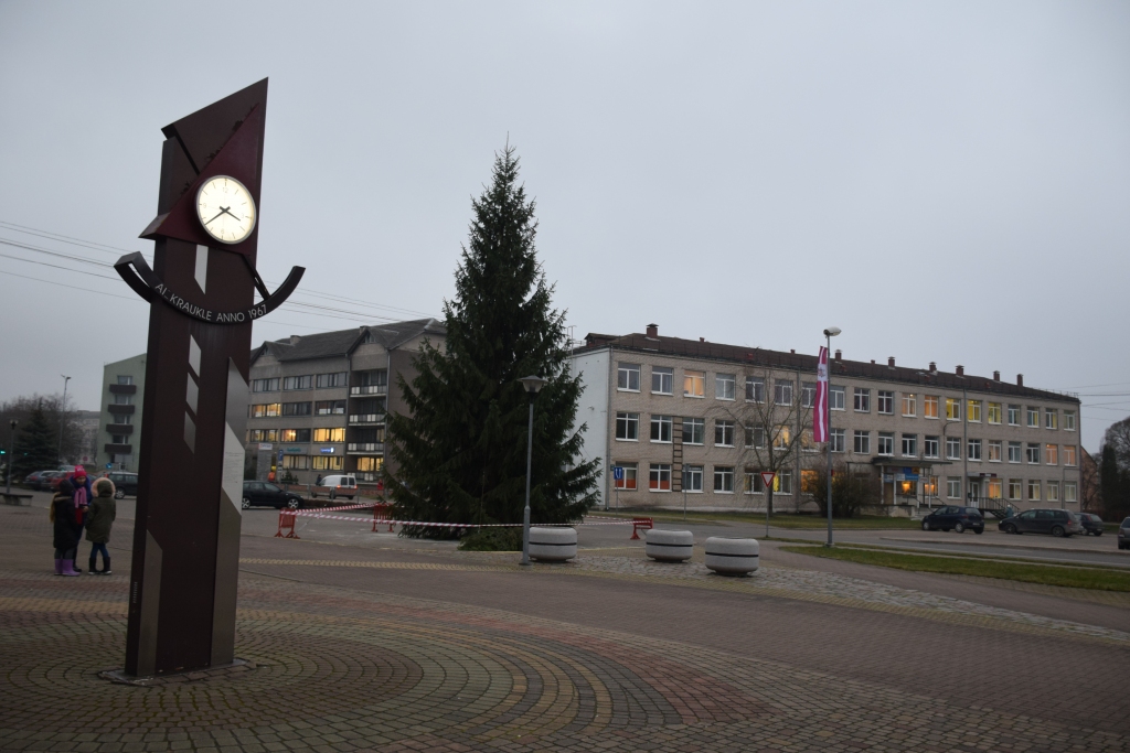 Vēl jāgaida. Aizkrauklē svētku egli iedegs piektdien, 6. decembrī.