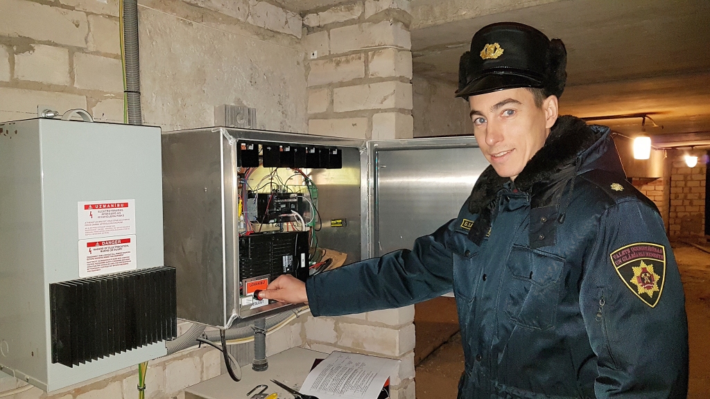 Pirmo reizi, kopš vada Aizkraukles daļu.  VUGD Aizkraukles daļas komandieris majors Guntars Laukazīle uz Aizkraukles poliklīnikas jumta novietoto trauksmes signalizāciju iedarbina manuāli.