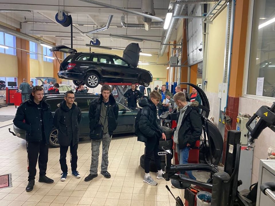 Aizkraukles Profesionālās vidusskolas  audzēkņi Daniels Strumskis, Salvis Čeriņš un Rolands Pūtelis Kauņā.
Autors: Aizkraukles Profesionālās vidusskola