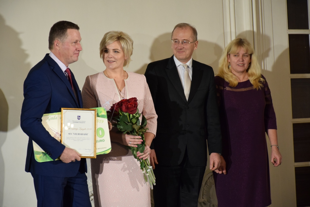 Staburaga pagasta zemnieki. SIA “Velmaraiši” īpašnieks Aigars Dobulāns (no kreisās) ar kundzi Andru. Viņus sveic Jaunjelgavas novada domes priekšsēdētājs Guntis Libeks un projektu vadītāja Gundega Zarāne.