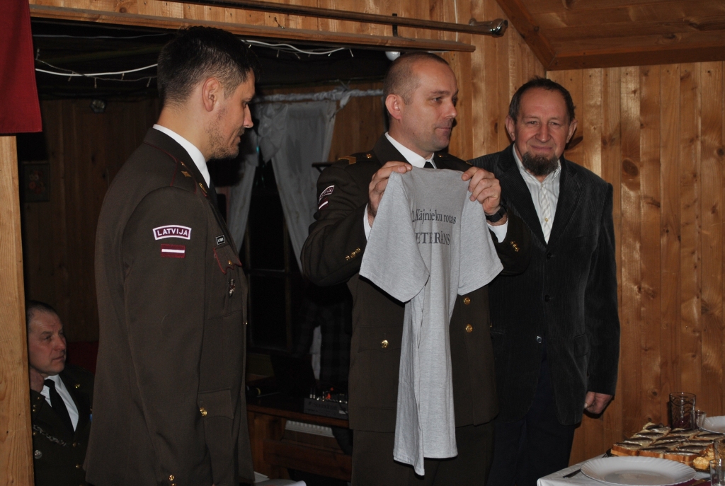 Zemessardzes 55. kājnieku bataljona 2. rotai, kurā dien zemessargi galvenokārt no Pļaviņu novada, ir tradīcija rīkot gada noslēguma pasākumu, lai tiktos, atskatītos uz padarīto un pateiktu paldies par katra paveikto. Arī šogad rotas zemessargi novembra izskaņā satikās Pļaviņās. 
Sandras Pumpures 
teksts un foto

Zemessardzes 55. kājnieku bataljona Pļaviņu 2. rotas komandieris virsseržants Andris Svencis, stāstot par aizvadītajā gadā paveikto, uzsvēra, ka aktivitāte bijusi ļoti laba. 
— Gads mums parasti sākas ar 30 kilometru slēpojumu, kas arī šoreiz izvērtās ļoti labi — ar teicamiem rezultātiem. Gatavojāmies un piedalījāmies militārajās mācībās “Zobens 2019”. Kopā ar ģimenēm notika sporta spēles un bija ikgadējā atpūta pie jūras. Aizvadīts arī    tradicionālais 30 kilometru pārgājiens. Gads bijis aktīvs, un iesākto turpināsim arī nākamajā, — teica Andris Svencis. 
Zemessardzes 55. kājnieku bataljona komandieris majors Aleksandrs Sotnikovs atzina, ka Pļaviņu rota allaž izcēlusies ne tikai ar labiem panākumiem pārbaudījumos, fizisko sagatavotību un prasmi, bet arī saliedētību un tradīcijām. To saglabāt viņš vēlēja arī turpmāk. 
— Pateicība arī zemessargu ģimenēm, jo bez viņu atbalsta daudz kas nebūtu iespējams. Prieks, ka zemessardzē iesaistās vairāki ģimenes locekļi, un šīs tradīcijas ir noturīgas. To varējām redzēt militārajā parādē Rīgā valsts svētkos, gan šajā pasākumā, jo zemessardzes rindās kopā ir gan vecāki ar bērniem, gan brāļi un māsas, — teica  Aleksandrs Sotnikovs.
Ar Pļaviņu vada komandiera An­dra Zepa atbalstu izstrādāta 2. rotas simbolika, kurā attēlota vieta, kur tā darbojas ar bataljona nosaukumu un zobenu aiz vairoga, kas simbolizē mieru. Jaunais simbols papildina gan pateicības rakstus, gan attēlots uz balvām, ko saņēma zemessargi. Īpašs paldies vispirms tika teikts zemessardzes veterāniem. Daudzi no viņiem ir šīs struktūras aizsācēji, un šī joma tuva joprojām. Viens no pirmajiem rotas komandieriem bija Viktors Kozlovskis, kurš pateicās visiem par uzticību un kopīgo darbu. Viens no rotas gada pasākuma aizsācējiem ir Valdis Upenieks, kurš vēlēja visiem spēku arī turpmāk un izteica gandarījumu, ka zemessardzes rindās ir tik daudz jaunu cilvēku. 
Šajā dienā pateicību un apbalvojumu saņēma arī daudzi citi, kuri piedalījušies un guvuši panākumus mācībās, kā arī pārbaudījumos. Vairāki rotas pārstāvji šogad bija iesaistīti arī Nacionālo bruņoto spēku parādē Rīgā 18. novembrī un Latvijas armijas simtgades pasākumos, par ko arī pateicība. Par aktīvu un ilggadēju darbību zemessargiem pasniedza bataljona krūšu zīmi un nozīmīti, bet veiklākie slēpojumā un pārgājiena dalībnieki saņēma uzšuves, ko nēsāt pie formas tērpa. 
Paldies teikts arī zemessargu ģimenes locekļiem un atbalstītājiem, kuri gatavojuši ēdienu, palīdzējuši ar praktiskām lietām vai padomu. 
Rotas pateicības zīme par sadarbību un atbalstu arī Zemessardzes 55. kājnieku bataljona iepriekšējam komandierim Ingum Manfeldam. 
Otro gadu rotā ir Andra Svenča rosināta tradīcija pasniegt pāragri mūžībā aizgājušā 55. kājnieku bataljona  virsseržanta pļaviņieša Jevgēnija Jakovļeva piemiņas balvu labākajam gada zemessargam.  Tā ir īpaši veidota medaļa ar jauno rotas simboliku un lentīti Pļaviņu novada karoga krāsās. Pērn to saņēma Igors Babaks, kurš šogad jau pievienojies Nacionālo bruņoto spēku rindām. Viņš atzīst, ka darbošanās zemessardzē viņam deva ļoti daudz. Tā bija izcila skola, lai veiksmīgi sāktu profesionālo dienestu un salīdzinoši neilgā laikā iegūtu kaprāļa dienesta pakāpi. Šogad Pļaviņu rotas labākā zemessarga godā ir pļaviņiete Gunita Dambe. Zemessardzē viņa dien sešus gadus un aktīvi piedalās gan mācībās, gan citās norisēs, pauž atbildīgu un pozitīvu attieksmi pret saviem pienākumiem. Šobrīd apbalvojuma medaļa nav oficiāli apstiprināta un pie formastērpa zemessargi to nevar nēsāt, bet pie civilā apģērba gan, un savējo vidū tā ir liela atzinība, lai arī turpmāk godam kalpotu Latvijai, kā to apliecināja ikviens zemessargs. ◆