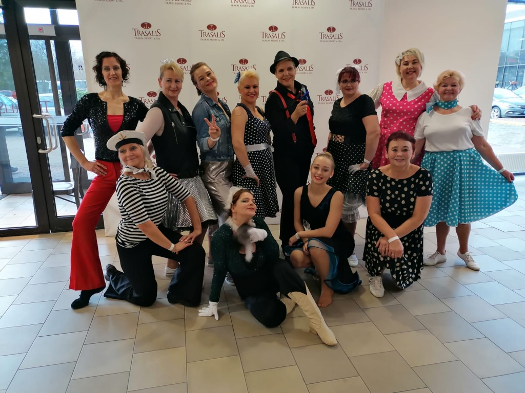 kopā ar citiem sacensību dalībniekiem arī Kokneses un Aizkraukles dejotājas. Pirmajā rindā no labās — Ilga Tiltiņa, Megija Čakste un Aija Juste. Otrajā rindā pirmā no labās — Skaidrīte Dapkuse, sestā no labās — Inga Ozoliņa.
Autors: no kluba “Jautrie zābaciņi”