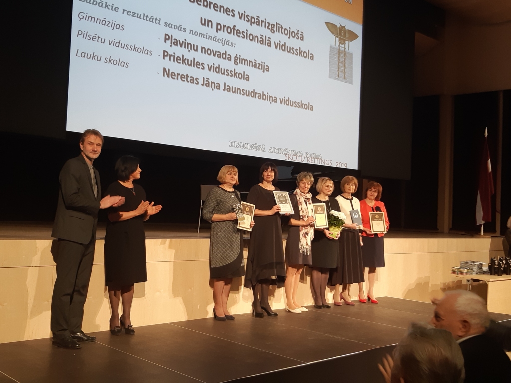 TEICAMI DZIMTAJĀ VALODĀ — arī Pļaviņu un Neretas skolās, kuru pārstāvji saņēma apsveikumu.
Autors: no Pļaviņu novada ģimnāzijas