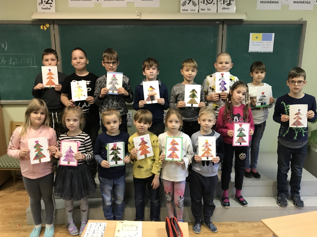 Tuvojoties Ziemassvētkiem, Aizkraukles pagasta sākumskolas 1. klases skolēni kopā ar klases audzinātāju Zani Kalēju gatavoja Ziemassvētku apsveikumus ģimenes atbalsta centra kolektīvam “Dzeguzīte”.
Autors: no Aizkraukles pagasta sākumskolas