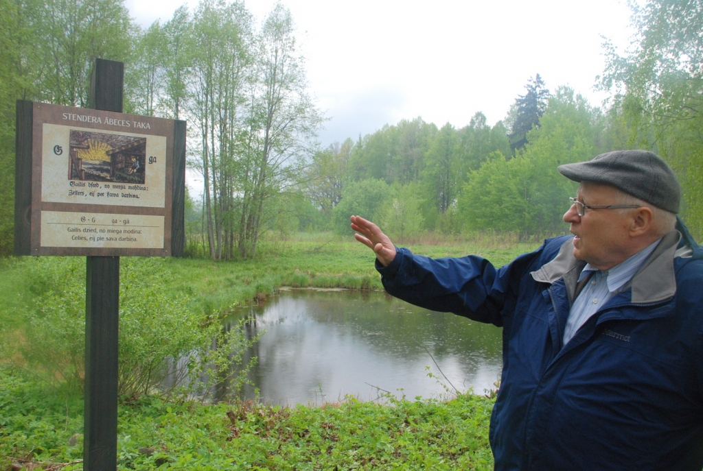 Akadēmiķis Jānis Stradiņš Stendera ābeces takā.
Autors: Aivars Bite