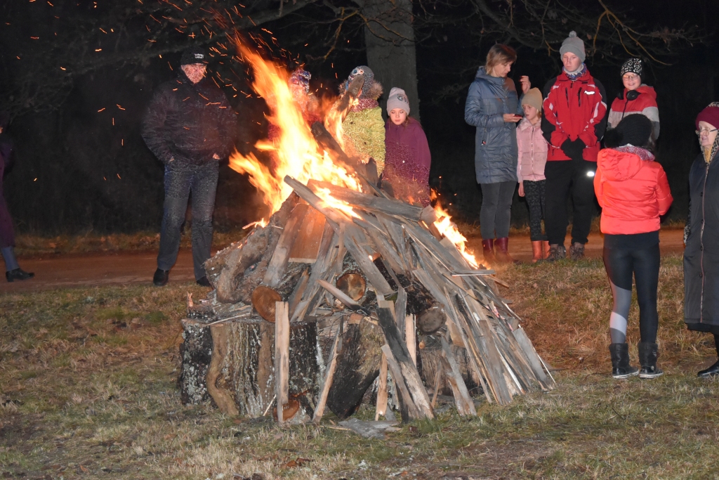 SILTI. Pie ugunskura, kur svētvakarā pulcējas mazi un lieli kurmenieši, valda īpaša gaisotne.