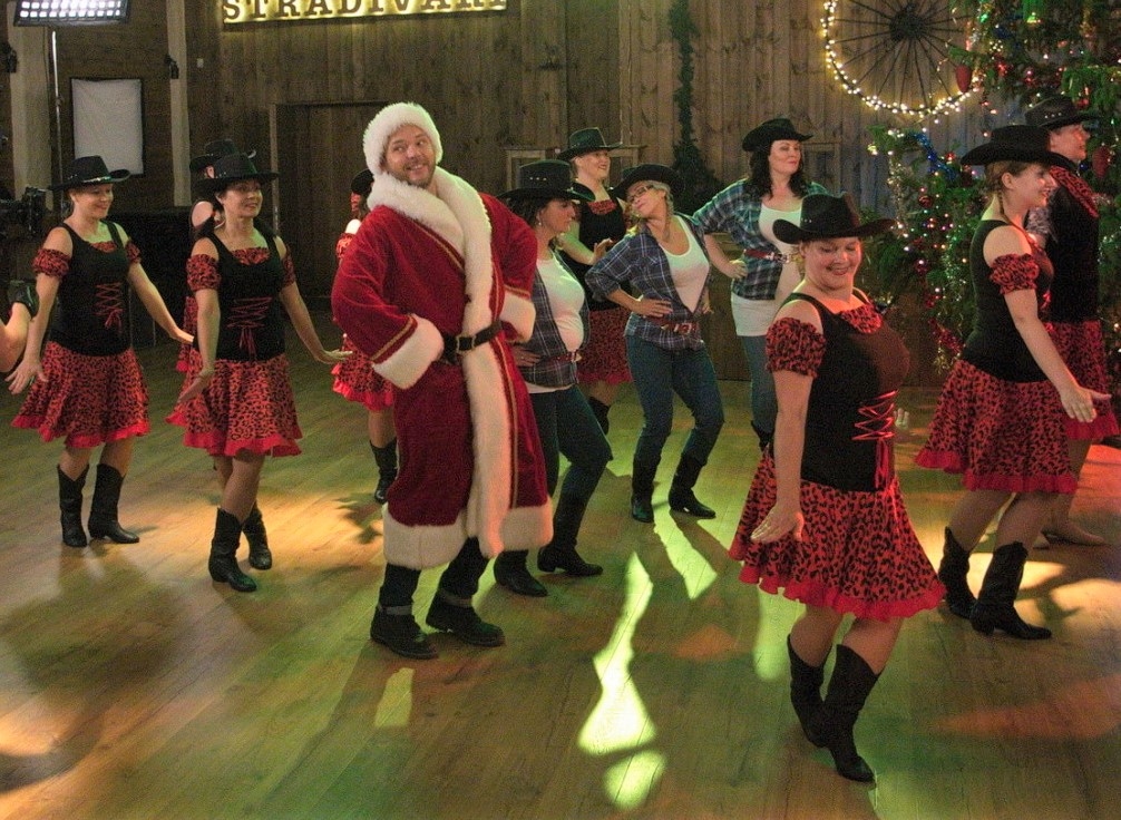 Sunākstiete Aija Juste (pirmajā rindā pirmā no labās) filmā “Jaungada taksometrs 2” dejo kopā ar Ziemassvētku vecīti (Lauris Reiniks).
Autors: no www.jauns.lv