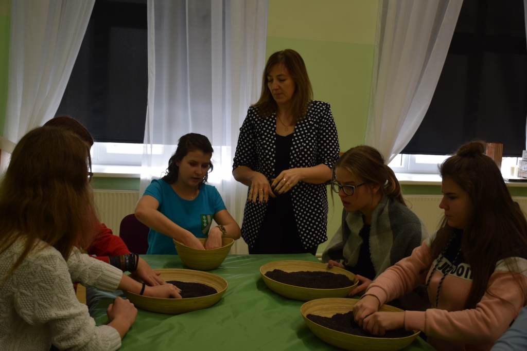 LABA RELAKSĀCIJA ir roku masāža dažādos graudos, rāda skolotāja Jolanta Nīcgale.