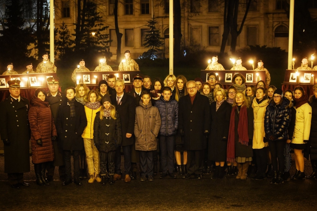 SVINĪGS BRĪDIS. Pļaviņu skolēni kopā ar Valsts prezidentu Egilu Levitu, Aizsardzības akadēmijas un ministrijas pārstāvjiem.
Autors: no  Latvijas Aizsardzības akadēmijas
