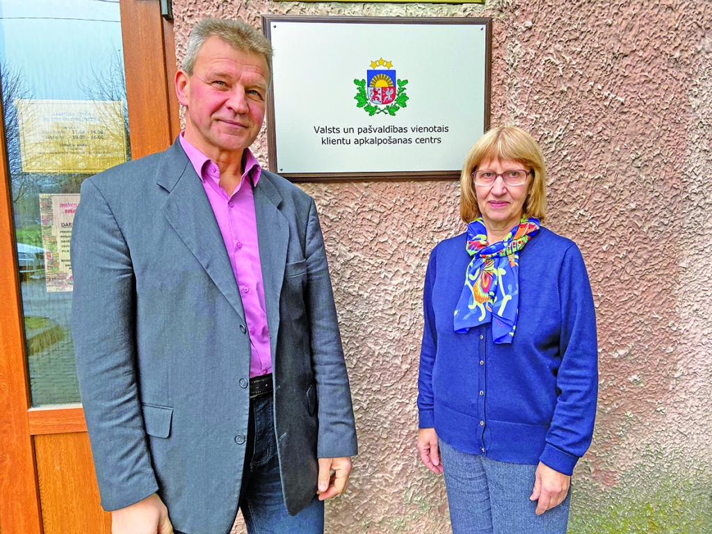 Skrīveru bibliotēkā darbu sācis vienotais valsts un pašvaldības klientu apkalpošanas centrs. Par to gandarījums Skrīveru novada pašvaldības izpilddirektoram Uldim Riekstiņam un bibliotēkas vadītājai un centra speciālistei Karmenai Ulpei.
Autors: Keita Lūse