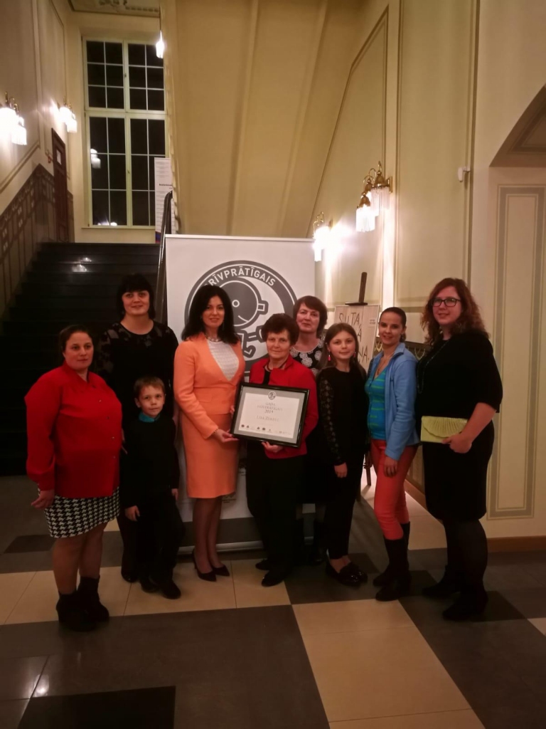 Svinīgs brīdis. Lība Zukule ar labklājības ministri Ramonu Petraviču un atbalstītājiem pēc apbalvojuma saņemšanas.
Autors: no personīgā albuma