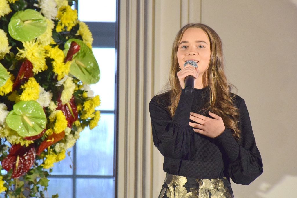 Adriana Turlaja dzied Rundāles pils Baltajā zālē.