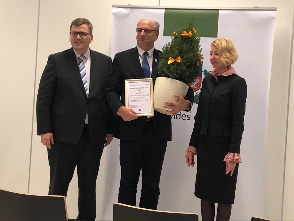 PATEICAS PAR PAVEIKTO. Apbalvojumu Aizkraukles novada domes priekšsēdētājam Leonam Līdumam (vidū) pasniedz Valsts vides dienesta ģenerāldirektore Elita Baklāne-Ansberga, kā arī vides aizsardzības un reģionālās attīstības ministrs Juris Pūce.
Autors: no Aizkraukles novada domes