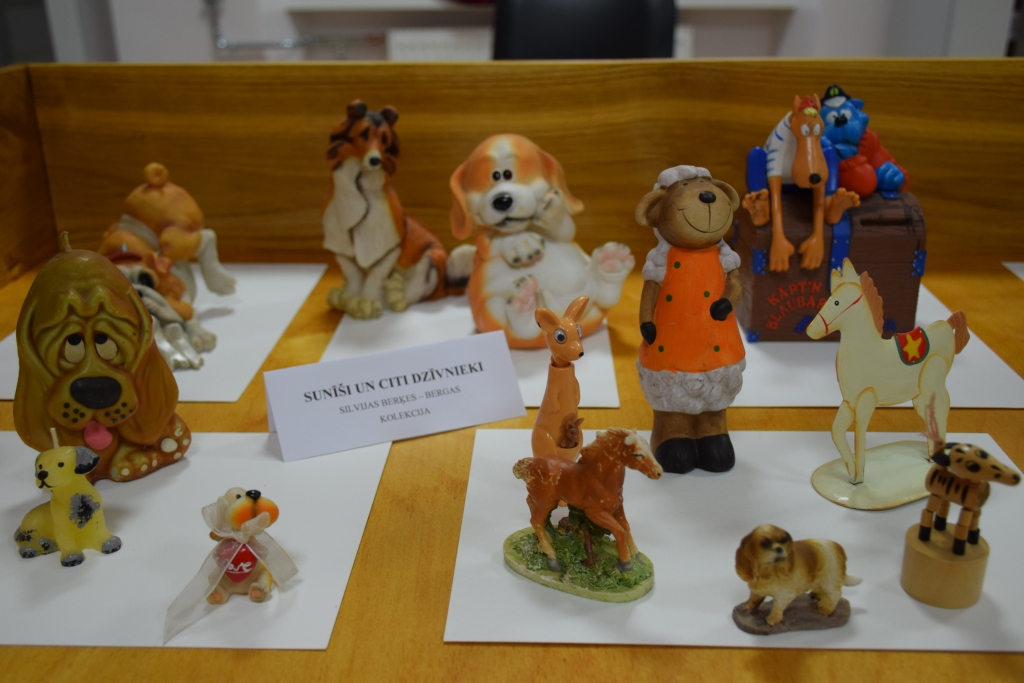 “Sunīši un citi dzīvnieki”. Neretas novadpētniecības muzejā izstāžu zāles vienā stendā apskatāma izstāde  no Neretas podnieces Silvijas Bergas-Berķes kolekcijas.