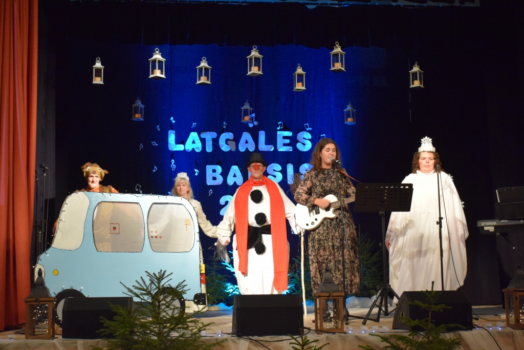 Pirmās sniegpārsliņas. Uz skatuves bija gan dejas, gan dziesmas, gan teatralizēti muzikāli priekšnesumi. Kalupes centra iemītnieki kopā ar Anastasiju Jevstigņejevu (otrā no labās) bija iestudējuši dziesmu “Pirmās sniegpārsliņas”.