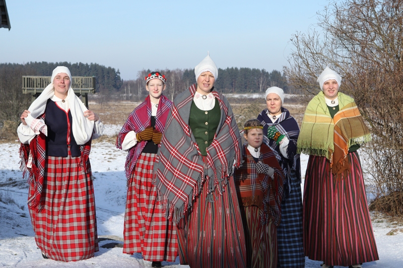 Meitas un sievas sēļu tautastērpos.
Autors: publicitātes