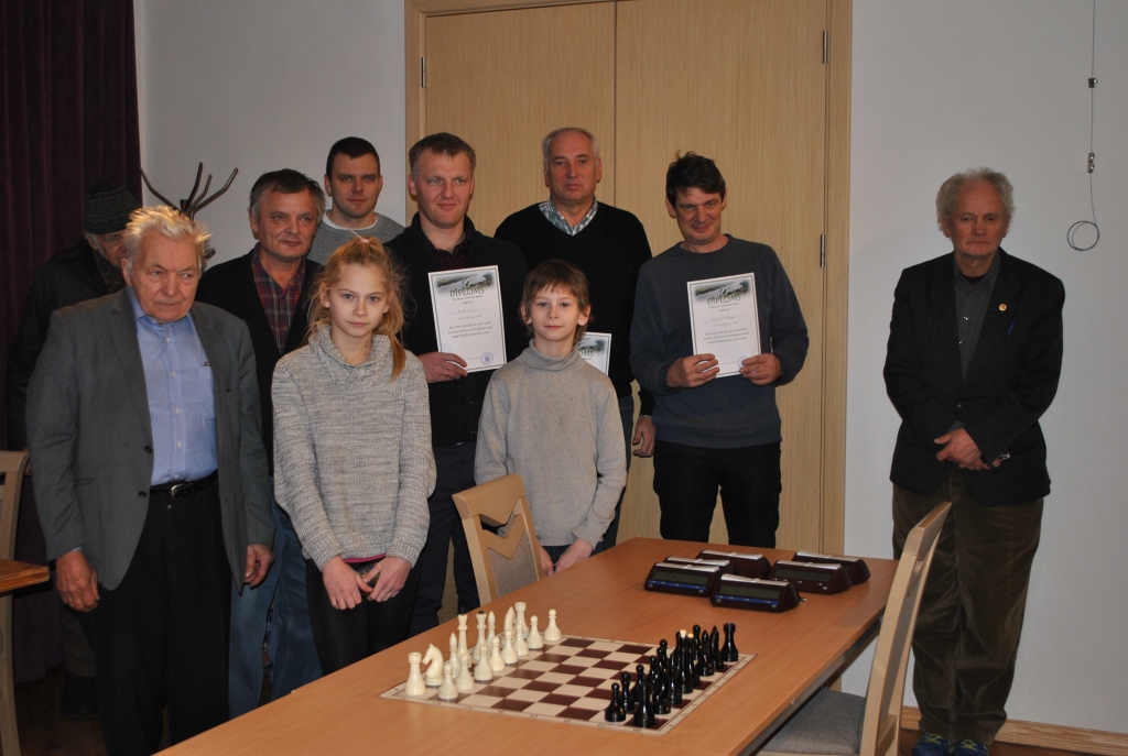 TURNĪRA DALĪBNIEKI gandarīti pēc veiksmīgām spēlēm.